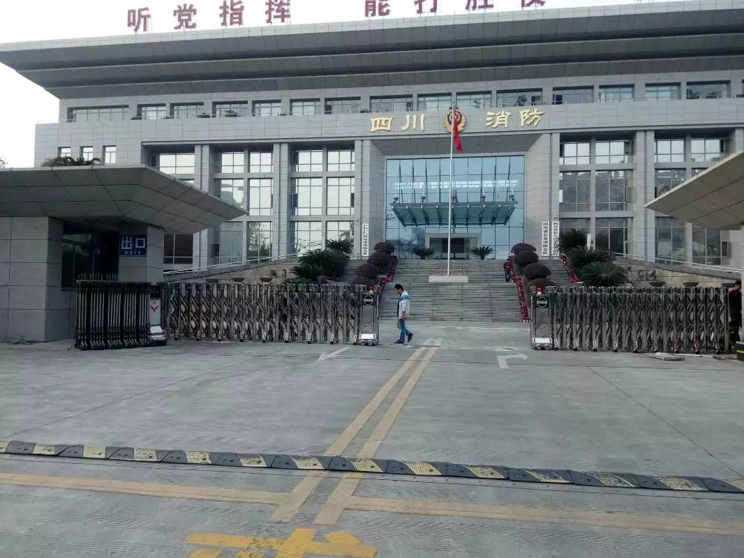天津宝坻区天津宝坻区四川消防总队伸缩门